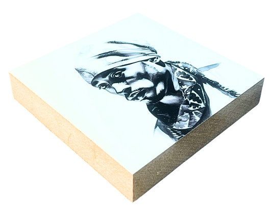 Liegende Ansicht Holzbild mit dem Portrait von Tupac Shakur