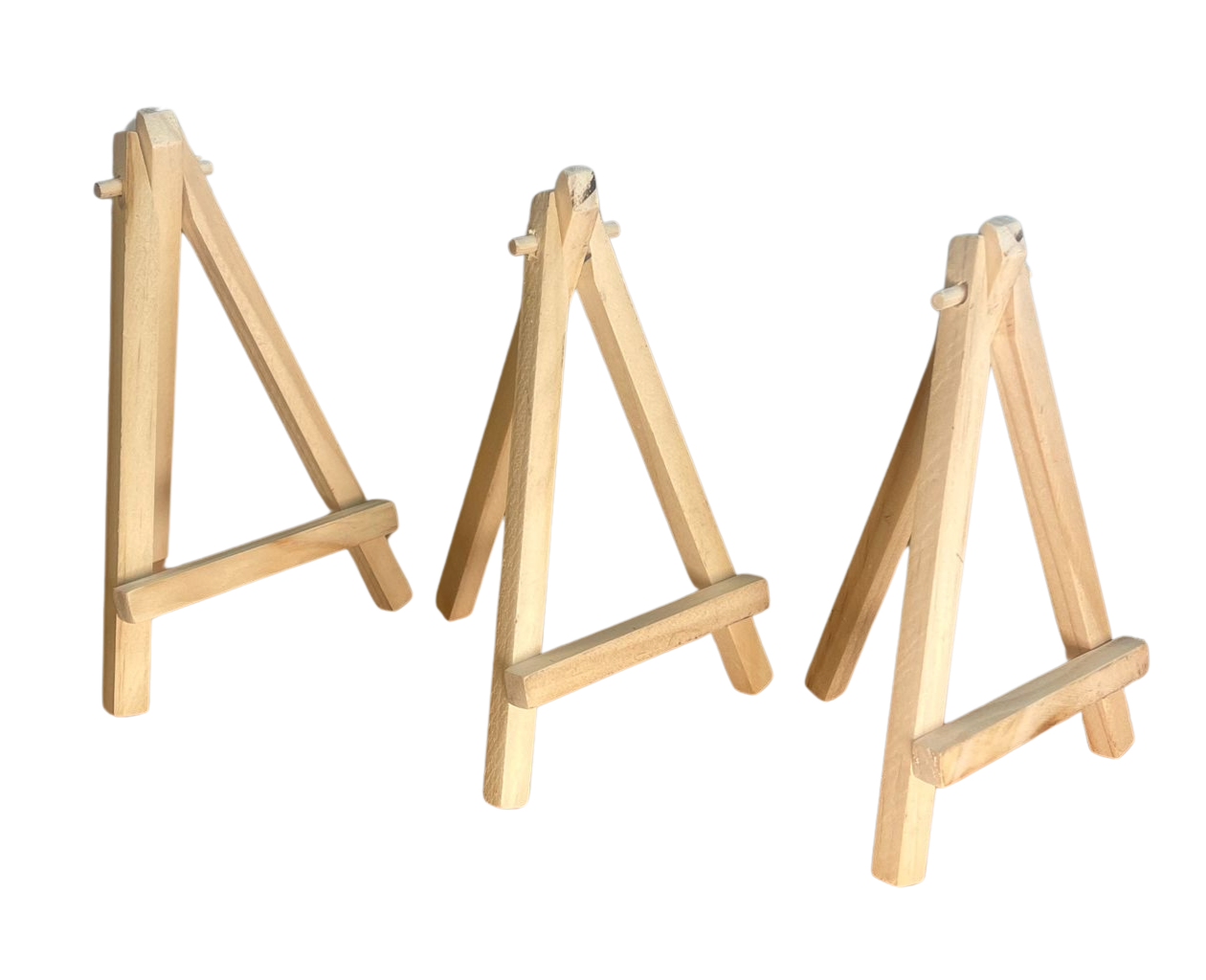 Drei kleine Staffeleien aus naturbelassenem Holz zum Präsentieren von Holzbildern