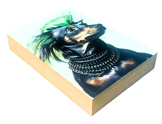 Liegende Ansicht des Holzbildes auf dem der Hals und Kopf eines Dackels im Punker Outfit mit grünen Haaren zu sehen ist.