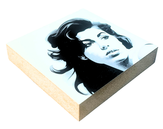 Liegende Ansicht Holzbild mit dem Gesicht von Amy Winehouse