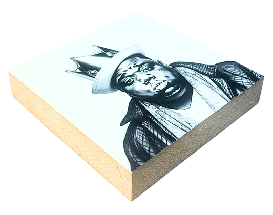 Liegende Ansicht Holzbild, auf dem der Rapper Notorious B.I.G. mit Krone zu sehen ist.