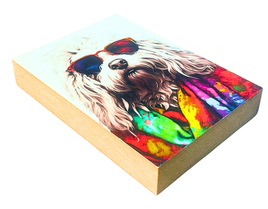 Liegende Ansicht des Holzbildes mit dem Kopf eines langhaarigen Komodors im Hippie-Look mt Sonnenbrille und bunter Kleidung.