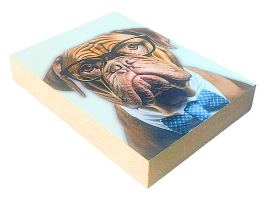 Liegende Ansicht Holzbild mit Kopf und Hals einer Bordeaux-Dogge in konservativem Look bekleidet mit Anzug, Hemd und Fliege.