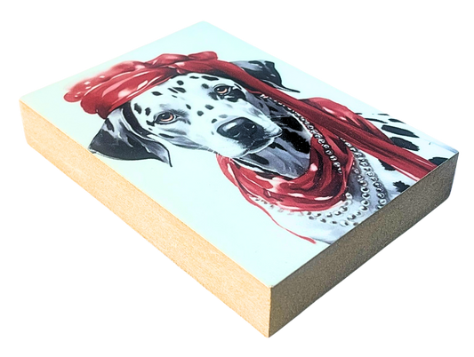 Liegende Ansicht Holzbild mit dem Kopf einer Dalmatiner Hündin elegant gekleidet mit rotem Hut und Schal.