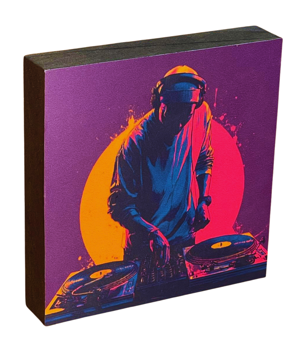 Festival Holzbild DJ – buntes Motiv auf schwarzem MDF, 10 x 10 cm