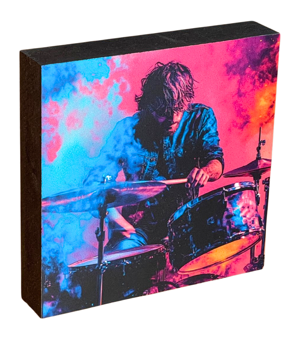 Festival Holzbild Drums – buntes Motiv auf schwarzem MDF, 10 x 10 cm