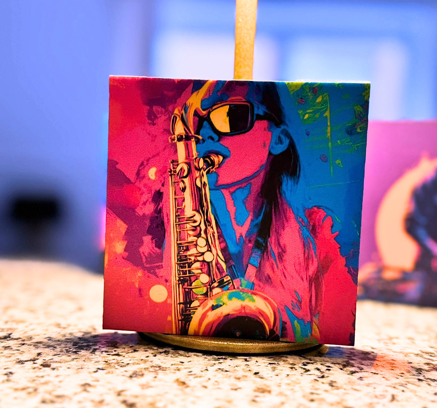 Holzbild Festiavl Sax steht auf einem Lampenfuß