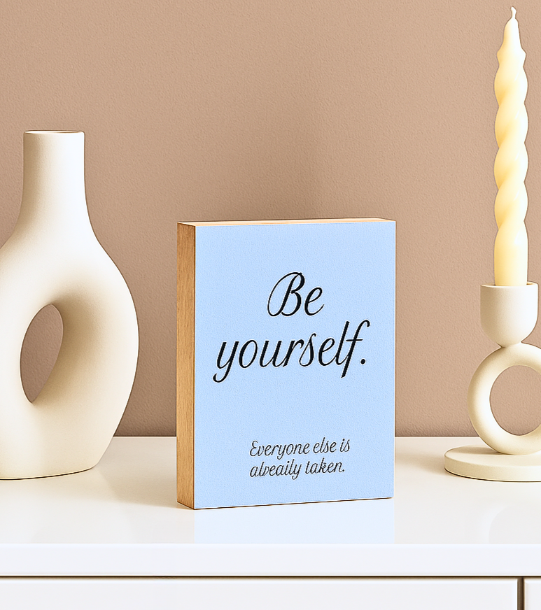 Motivation Holzbilder "Be yourself. Everyone else is already taken" als kreative Deko auf einem Schrank.