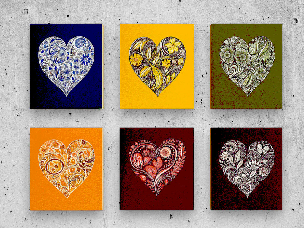 Alle sechs Holzbilder der Kollektion "Mit Herz" auf einer grauen Betonwand