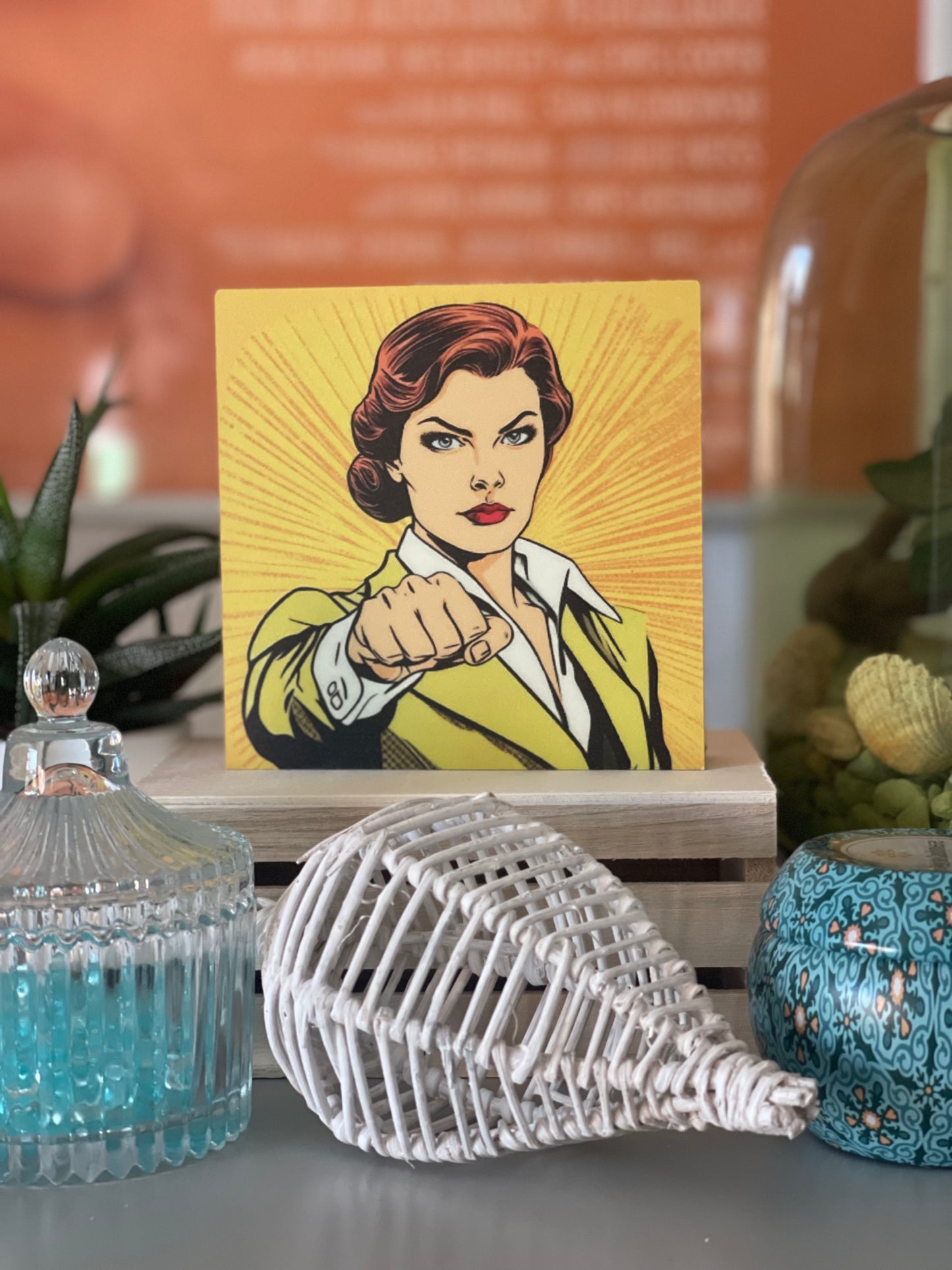 Pop Art Holzbild Frauenpower als farbenfrohe Akzente in einem modernen Wohnraum