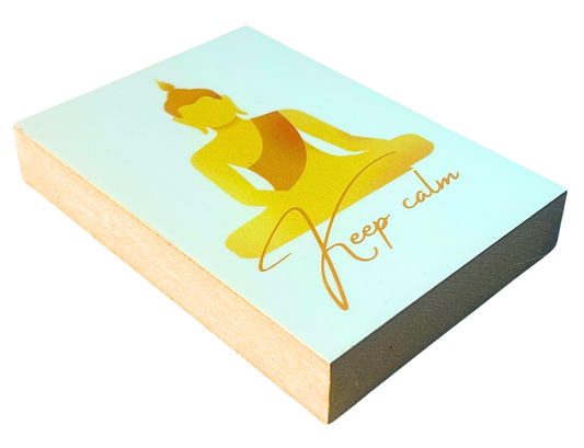 Liegende Ansicht Holzbild 8,5 x 12 cm mit der Abbildung eines sitzenden Buddhas und dem Schriftzug "Keep calm" in Gelb- und Orangetönen auf weißem Hintergrund