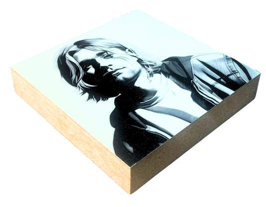 Liegende Ansicht Holzbild 10 x 10 cm mit einem Portrait von Kurt Cobain.