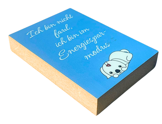 Liegende Ansicht Holzbild mit blauem Hintergrund, darauf die Zeichnung eines liegenden, kleinen Hundes und der Text "Ich bin nicht faul, ich bin im Energiesparmodus".