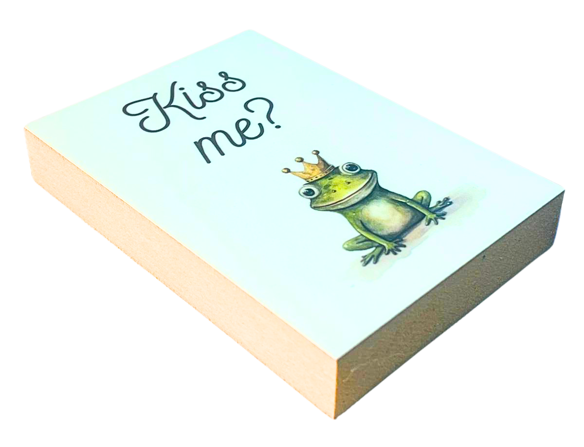 Liegende Ansicht Holzbild mit weiĂem Hintergrund, darauf eine Illustration eines Frosches mit Krone und die Schrift Kiss me?