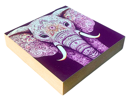 Liegende Ansicht Holzbild mit Elefant mit aufwendigen Mandala-Mustern in Lila-Tönen