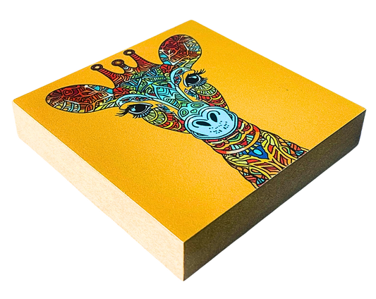 Liegende Ansicht Holzbild mit orangefarbenem Hintergrund und Giraffenkopf mit bunten Mandala-Mustern