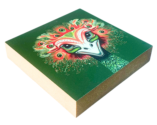 Liegende Ansicht Holzbild mit grünem Hintergrund und Kopf und Hals eines lächelnden Vogel Strauß mit bunten Mandala-Mustern
