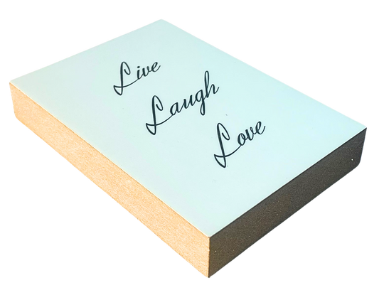 Liegende Ansicht Holzbild mit schwarzer Schrift auf weißem Hintergrund "Live Laugh Love"