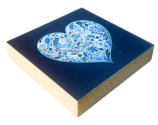 Liegende Ansicht Holzbild 10 x 10 cm mit einem Herz aus blauen, floralen Mustern auf dunkelblauem Hintergrund