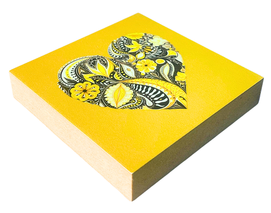 Liegende Ansicht Holzbild mit Herz aus floralen Mustern auf gelbem Hintergrund