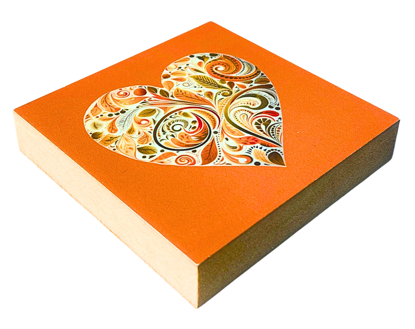 Liegende Ansicht Holzbild mit Herz aus floralen Mustern in Orange, Gelb und Weiß auf orangem Hintergund