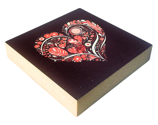 Liegende Ansicht Holzbild mit Herz aus floralen Mustern in verschiedenen Rottönen und Weiß auf rotem Hintergund