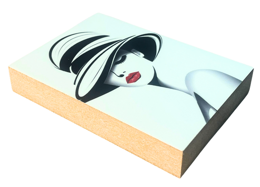 Liegende Ansicht Mit Hut Holzbild No. 1 – charmantes Porträt im Format 8,5 x 12 cm