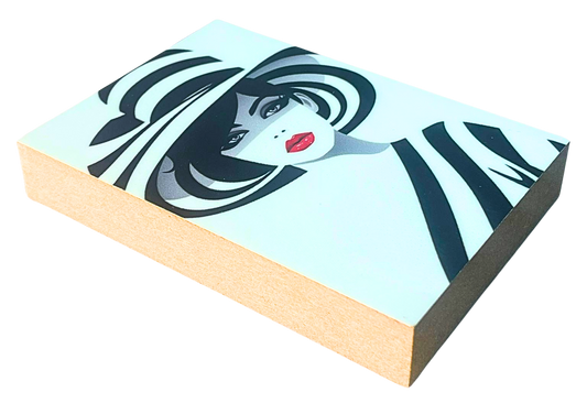 Liegende Ansicht Mit Hut Holzbild No. 3 – charmantes Porträt im Format 8,5 x 12 cm