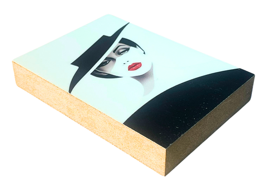 Liegende Ansicht Mit Hut Holzbild No. 4 – charmantes Porträt im Format 8,5 x 12 cm