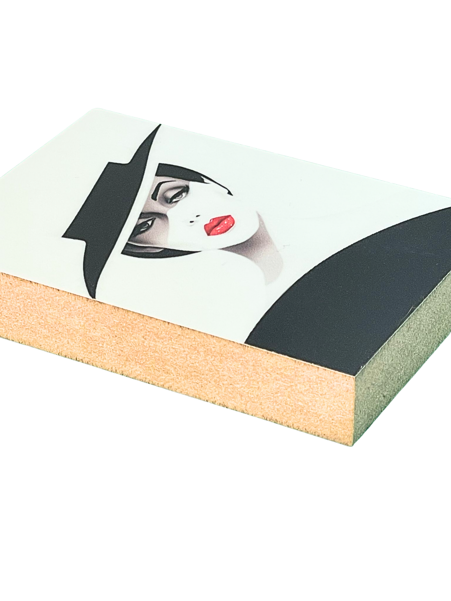 Liegende Ansicht Holzbild Schwarz-Weiß Zeichnung eines Frauenkopfes mit ausgefallenem Hut und kräftig rot geschminkten Lippen