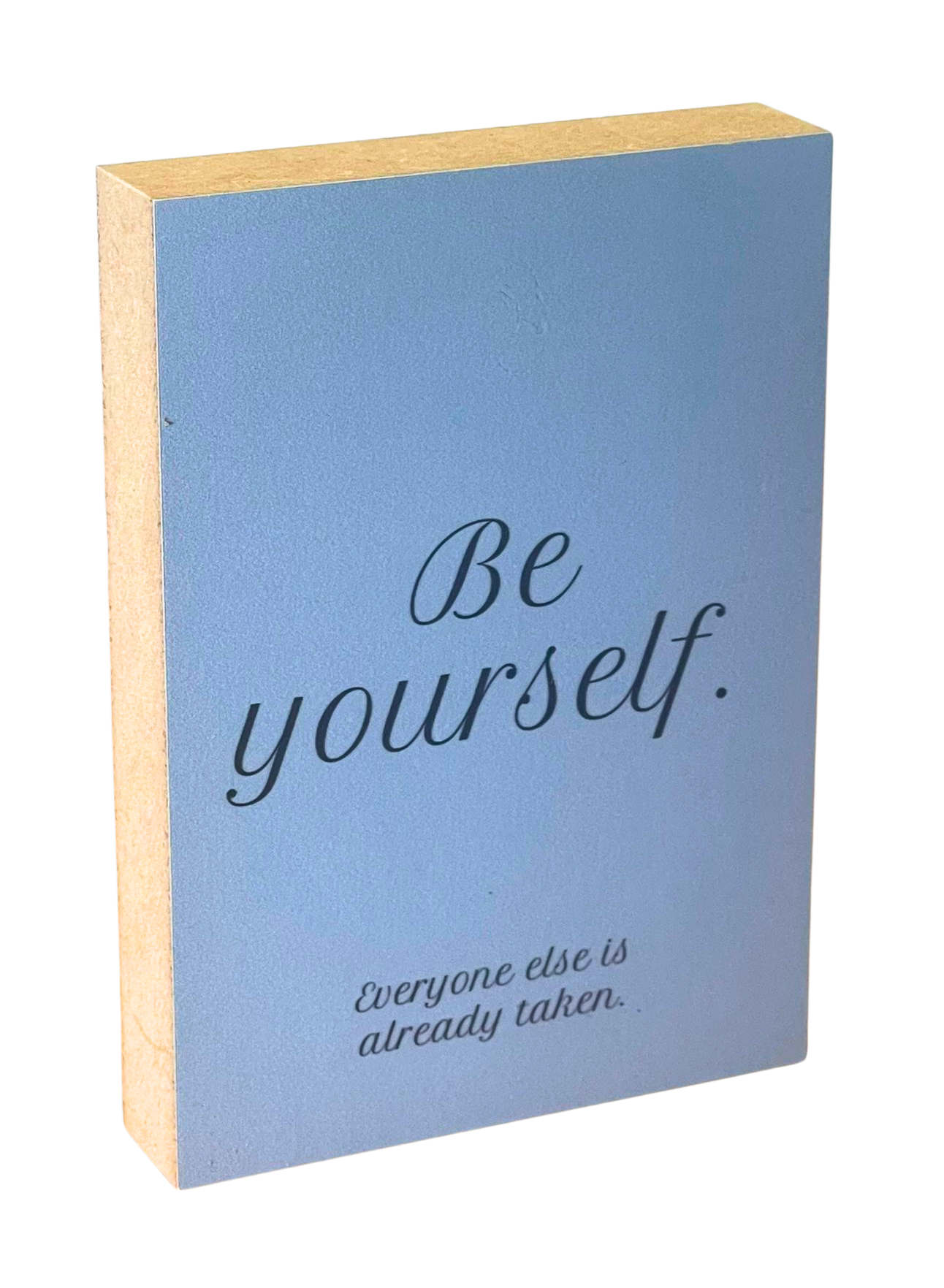 Holzbild 8,5 x 12 cm mit schwarzer Schrift auf blaugrauem Hintergrund "Be yourself. Everyone else is already taken."