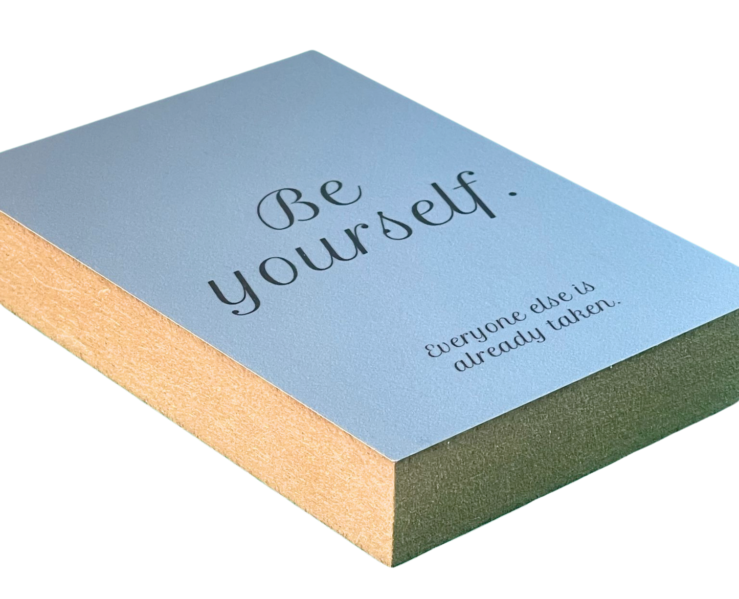 Liegende Ansicht Holzbild mit schwarzer Schrift auf blaugrauem Hintergrund "Be yourself. Everyone else is already taken."
