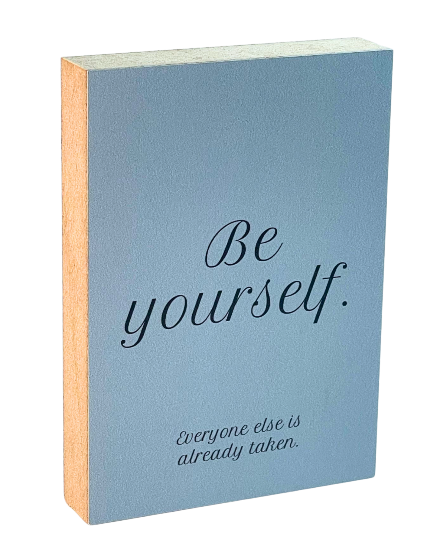 Holzbild 8,5 x 12 cm mit schwarzer Schrift auf blaugrauem Hintergrund "Be yourself. Everyone else is already taken."