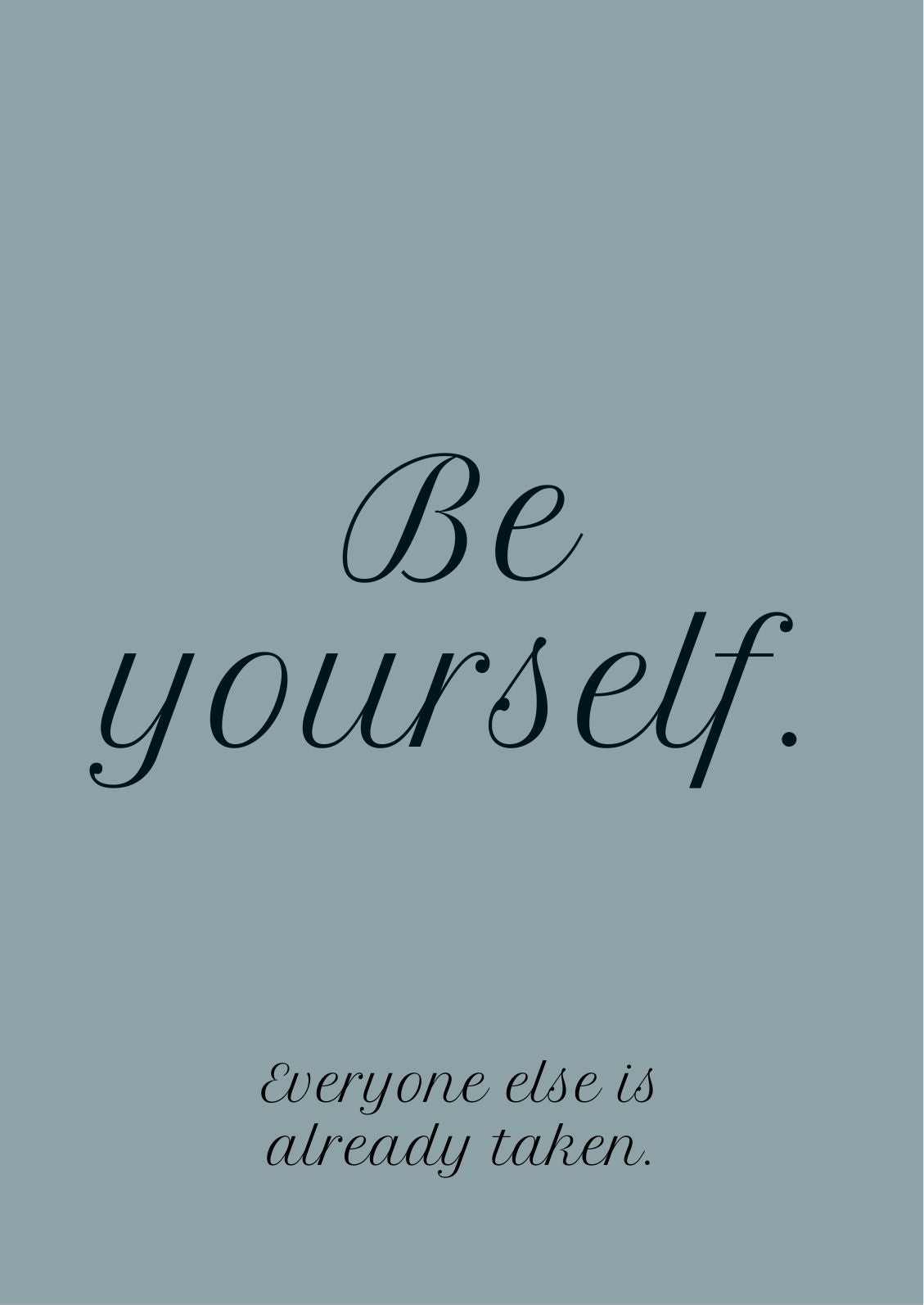 Vollbild Motiv Holzbild mit schwarzer Schrift auf blaugrauem Hintergrund "Be yoursel. Everyone else is already taken."