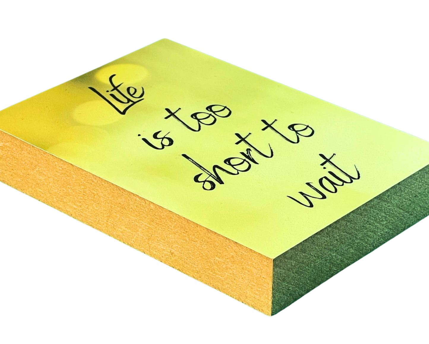 Liegende Ansicht Holzbild mit dem Text "Life is too short to wait" auf gelb gemustertem Hintergrund.