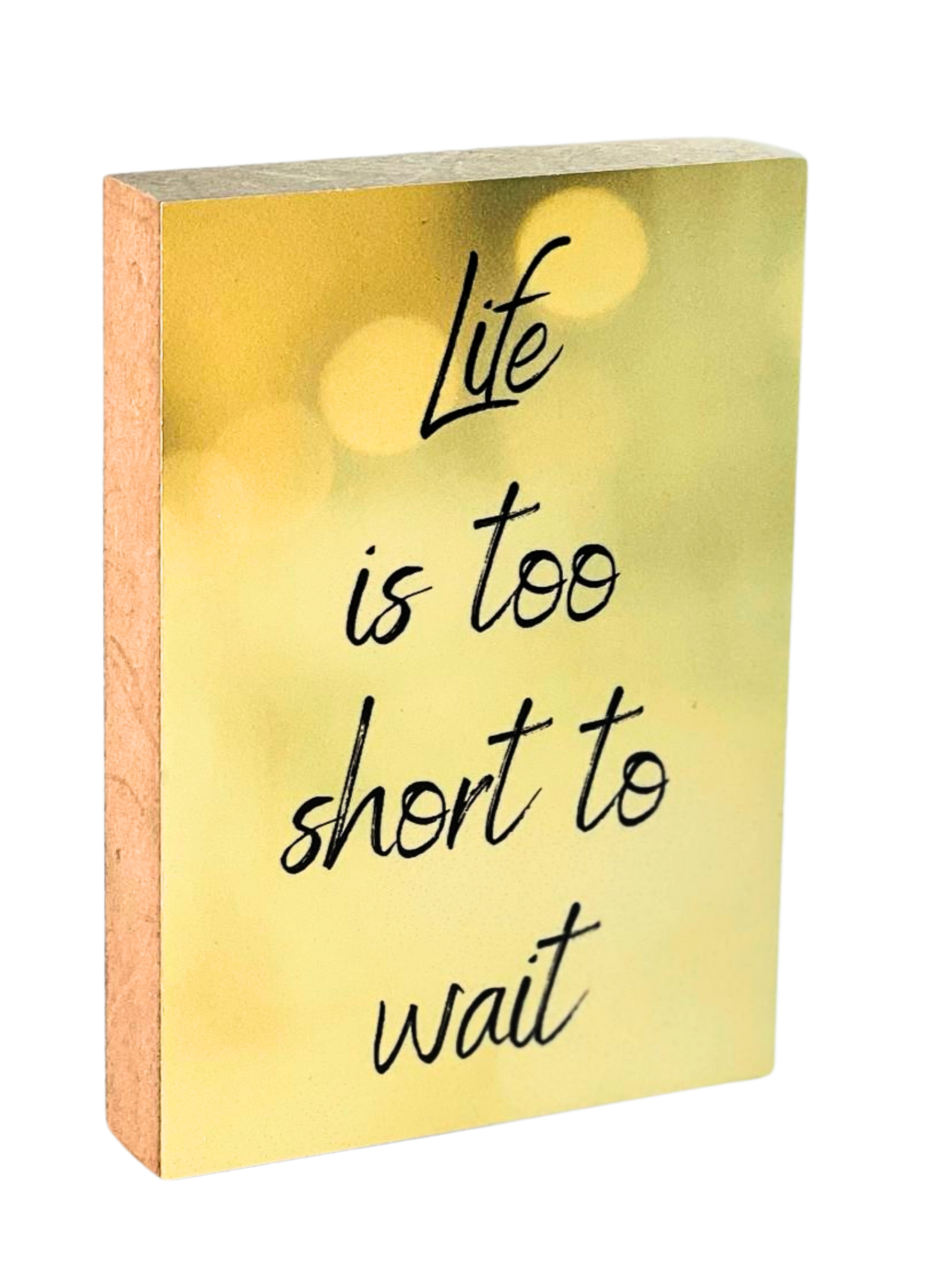Holzbild 8,5 x 12 cm mit dem Text "Life is too short to wait" auf gelb gemustertem Hintergrund.