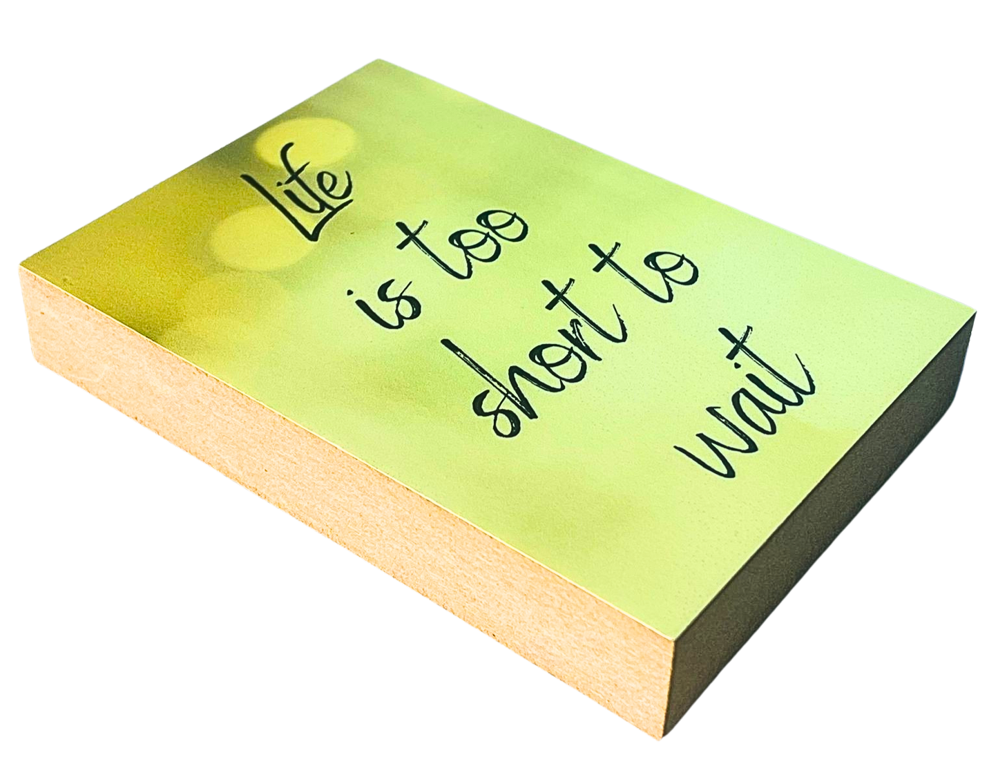 Liegende Ansicht Holzbild mit dem Text "Life is too short to wait" auf gelb gemustertem Hintergrund.