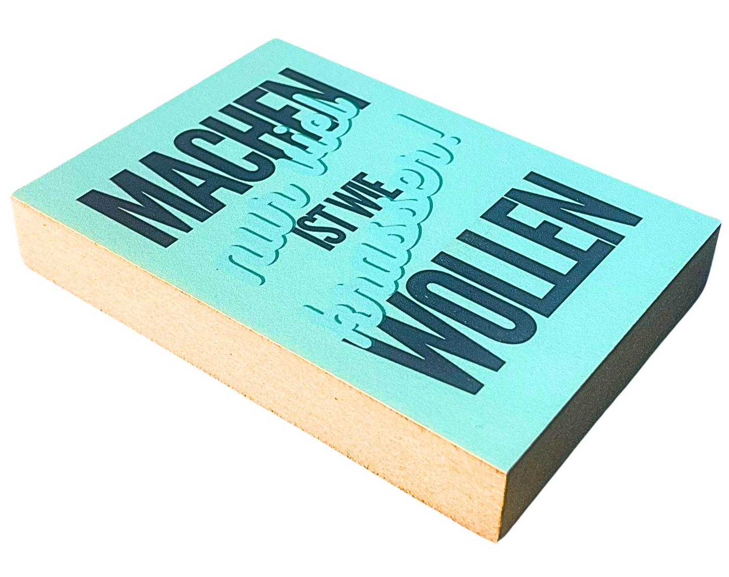 Liegende Ansicht Holzbild mit Schrift auf türkisem Untergrund "Machen ist wie Wollen, nur viel krasser!"