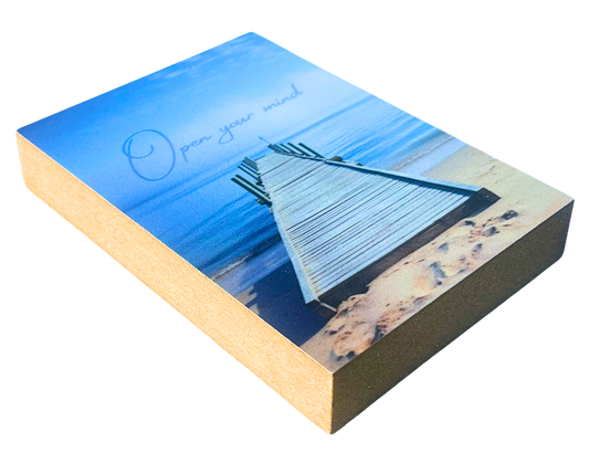 Liegende Ansicht Holzbild mit dem Motiv eines Holzstegs, der ins Wasser führt und der Schrift "Open your mind".