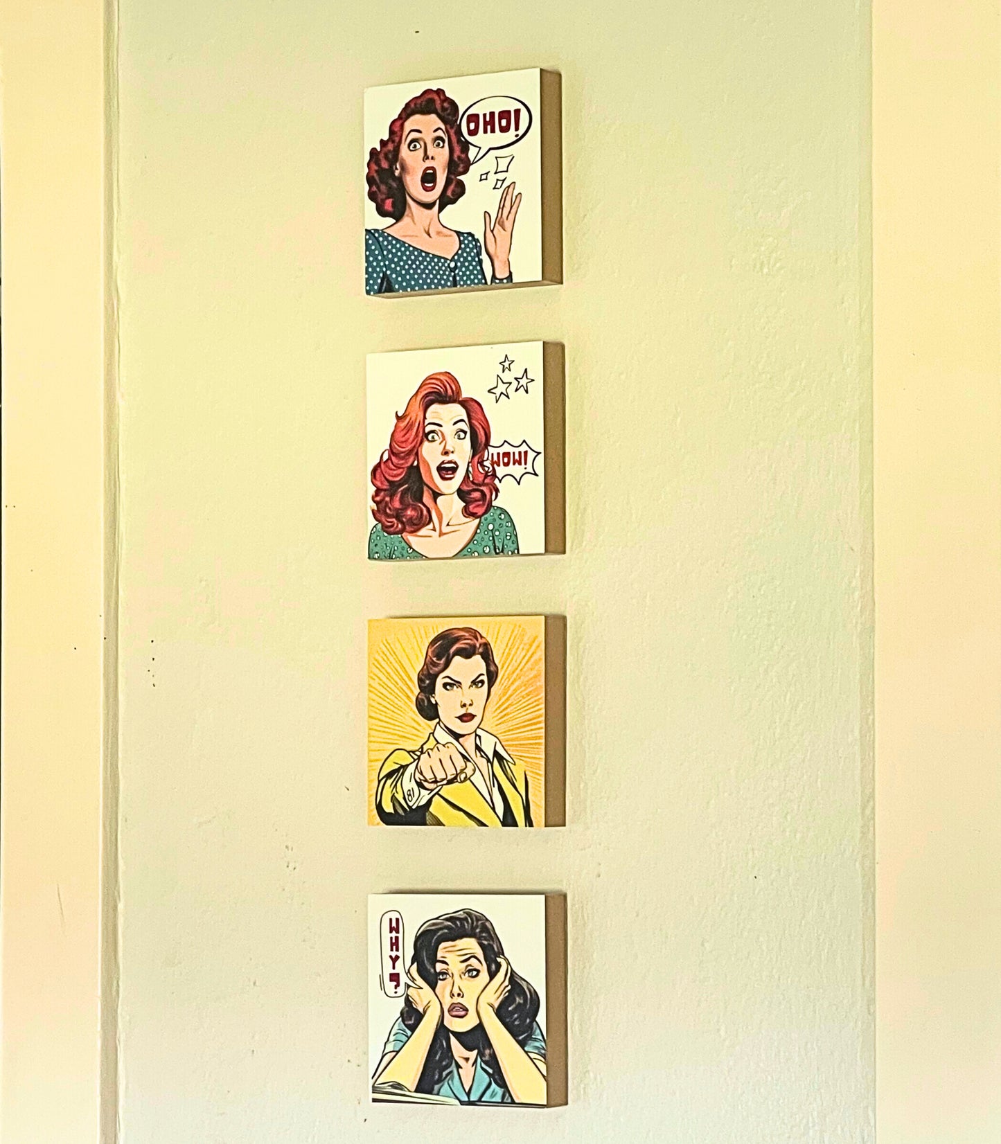 Pop Art Holzbilder als farbenfrohe Akzente dekoriert an einer schmalen Wand