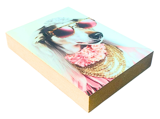 Liegende Ansicht Holzbild mit dem Kopf einer Greyhound Hündin mit elegantem Kopf- und Halsschmuck.