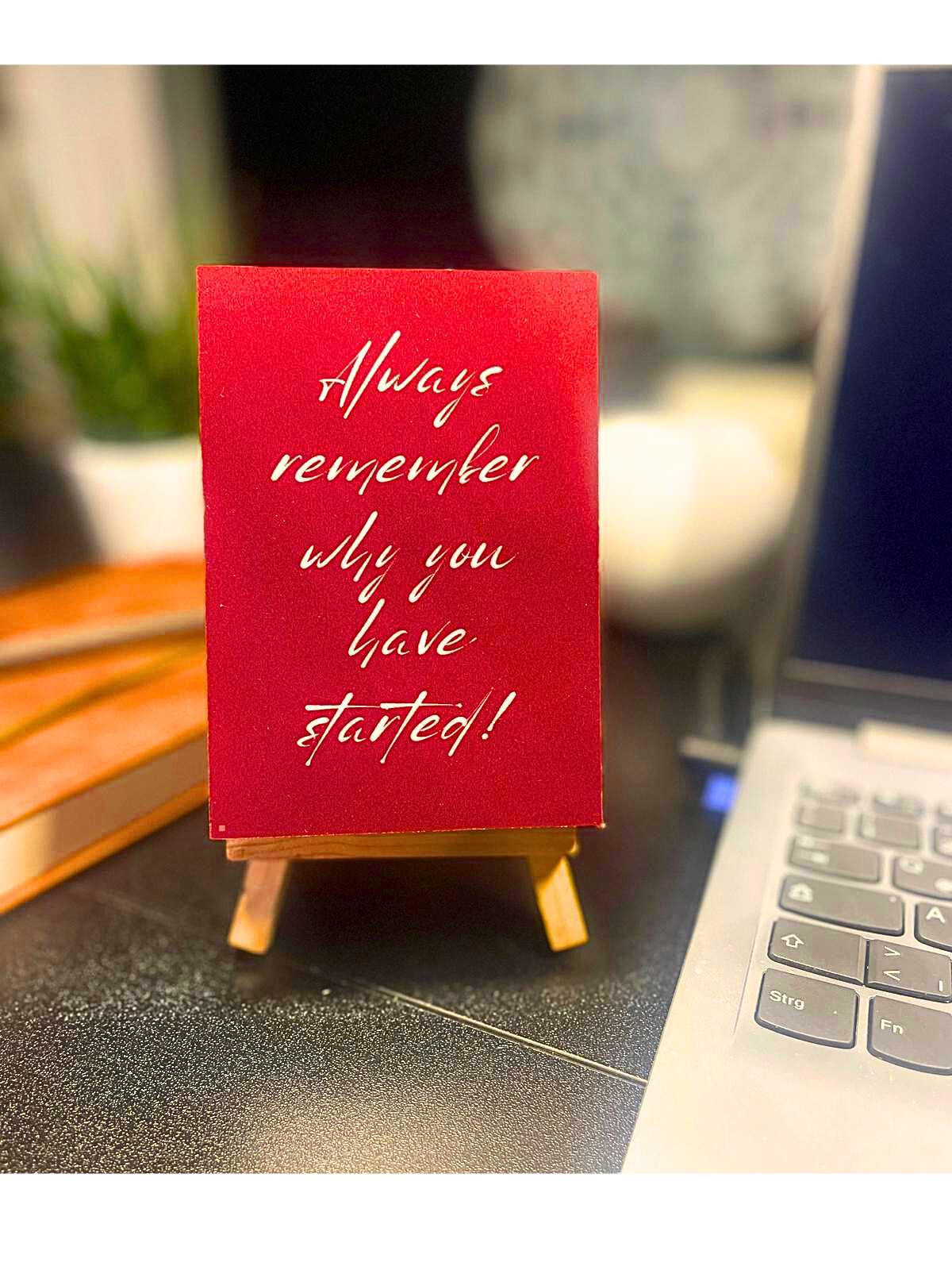 Mini-Staffelei mit Holzbild auf einem chreibtisch.