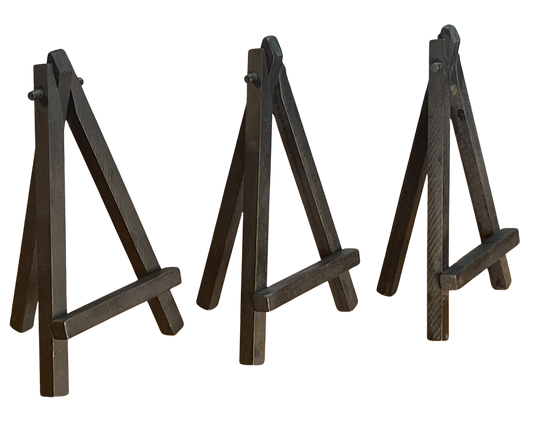 Drei kleine schwarze Staffeleien aus Holz – perfekt für mehrere Holzbilder oder Deko-Sets
