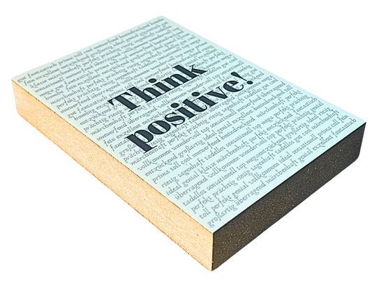 Liegende Ansicht Holzbild 8,5 x 12 cm, schwarze Schrift "Think positiv!" auf weißem Untergrund mit unzähligen positiven Adjektven