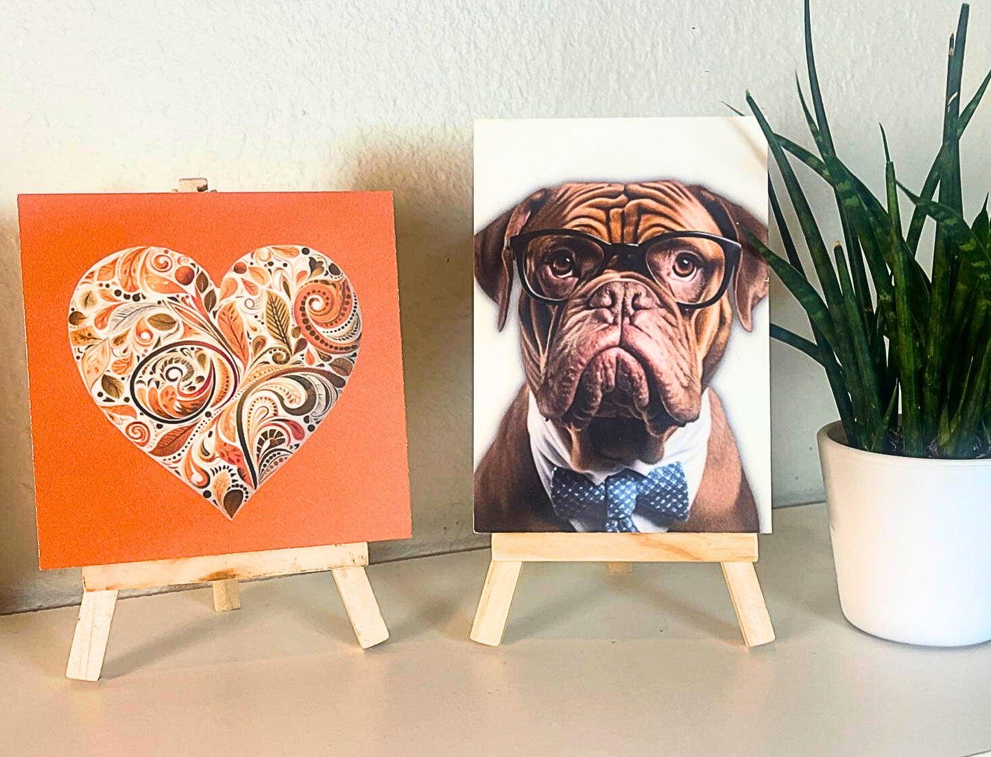 2 Mini-Staffeleien mit Holzbildern auf einem Regal