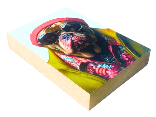 Liegende Ansicht Holzbild mit dem Kopf eines Mastino Rüden mit Mütze und Sonnenbrille.