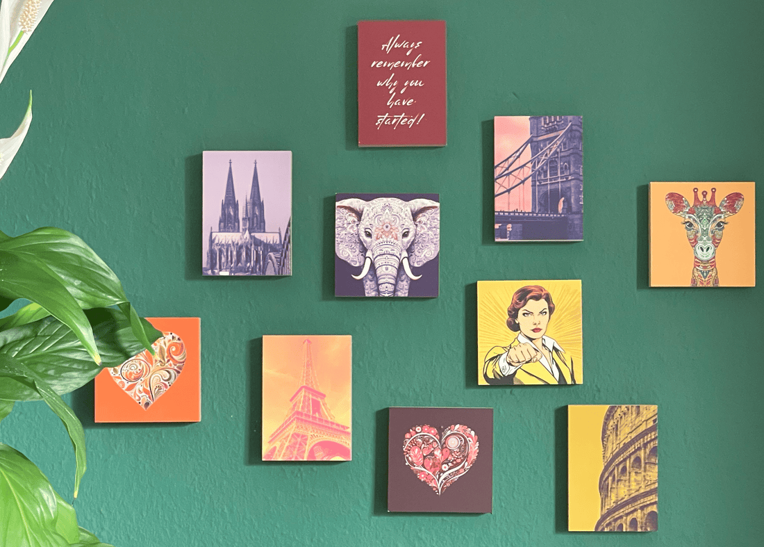 Wand mit 10 Holzbildern aus verschiedenen Serien.