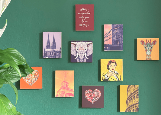 Wand mit 10 Holzbildern aus verschiedenen Serien.