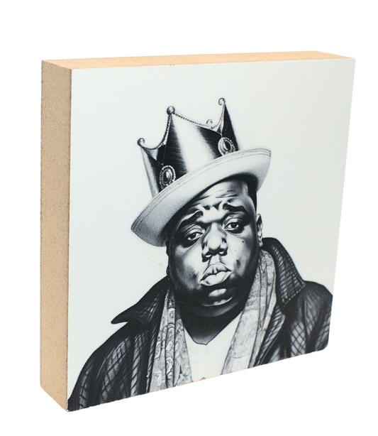 Holzbild 10 x 10 cm, auf dem der Rapper Notorious B.I.G. mit Krone zu sehen ist.