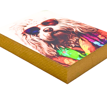 Liegende Ansicht des Holzbildes mit dem Kopf eines langhaarigen Komodors im Hippie-Look mt Sonnenbrille und bunter Kleidung.